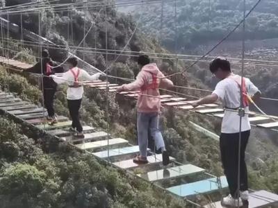 3·15晚会丨景区高空项目三点式安全带不安全，或有脱落风险