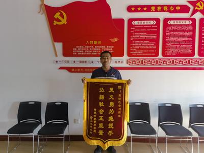 文明在身边 | 国道上面包车侧翻，他徒手掰开车门救回两人