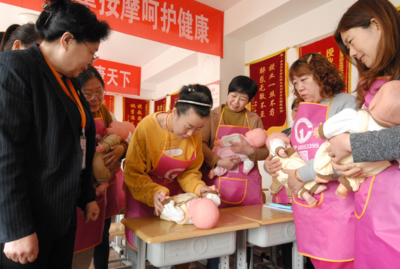 下岗女工变身即墨区“金牌月嫂”，月入万元的背后……