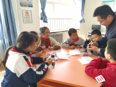 青岛洮南路小学开展人工智能教育社团活动