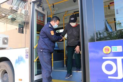 文明在身边 | 青岛公交上新“搀一把+”特色服务项目，营造浓郁爱老助老氛围