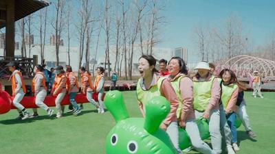 畅游影视之都，唱响青春之歌——青岛西海岸新区第二幼儿园教育集团举行春日团建活动