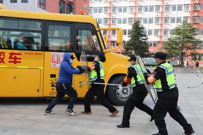 交运温馨校车即墨分公司：举行反恐消防演练，强化上学路安全意识！