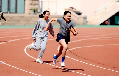 ﻿青岛嘉峪关学校举行第55届春季田径运动会