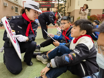 市北交警联合青岛上清路小学开展“模拟交通违法”普及交通安全知识进校园活动