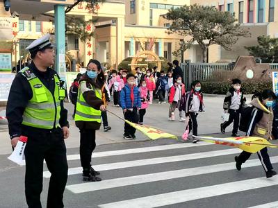 黄岛交警65个交通安全流动“小喇叭”上岗：正确佩戴头盔
