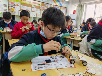 ﻿青岛重庆路第三小学开展“科技引领未来，智慧点亮童年”科技节活动