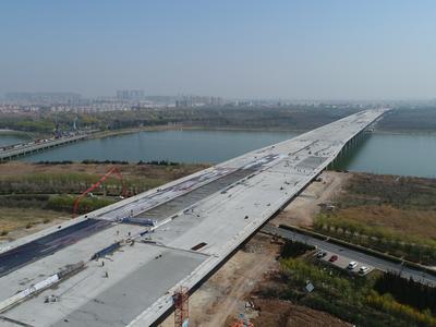 国道204大沽河桥梁工程开铺桥面，预计年底建成通车