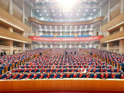 闪电深1度｜致敬榜样！这场表彰大会擦亮了尊重劳动、重视人才的山东底色