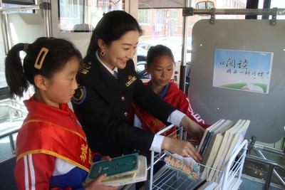 设置“快乐读书吧”、上演“书籍漂流记”……青岛这些公交车打造书香车厢！