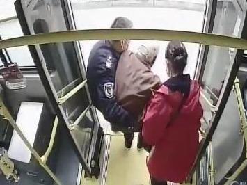 身边的感动 | 搀扶、“熊抱”……青岛公交激荡敬老文明新风