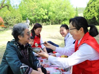 春游、做饭、送花……青岛志愿者开展母亲节暖心志愿服务