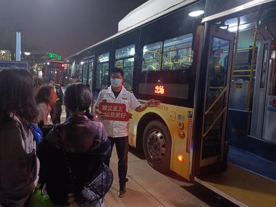 机场音乐节首日，城阳巴士65部“暖心回家车”运送3300多名游客