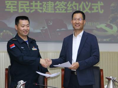 推动部队与地方双拥共建更上新台阶，崂山区举行军民共建签约仪式