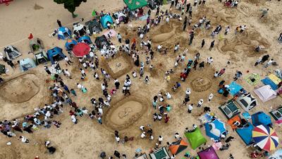 青岛朝城路小学举行六一沙滩游艺节