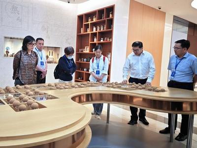 15家副省级城市党报调研采风团走访广州中草药健康产业﻿领军企业