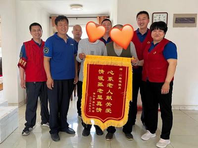 12年如一日！青岛一群公交司机与两位残疾老人的爱心“结对”故事很暖心