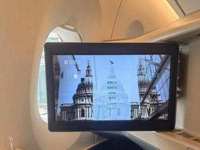 多名乘客讲述乘坐国泰航空经历：空乘对外国人献殷勤
