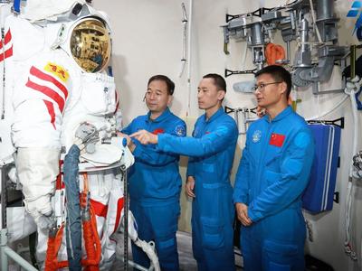 为什么是“航天驾驶员+航天飞行工程师+载荷专家”？
