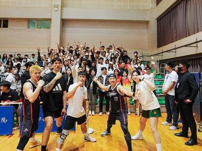 刘畊宏团队走进青岛高校“以球会友”，为“体育之城”建设添动力