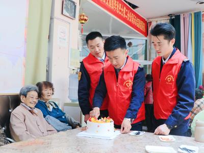 青岛一素食餐厅内发生暖心一幕：30多位老人“组团”给这个小伙过生日……