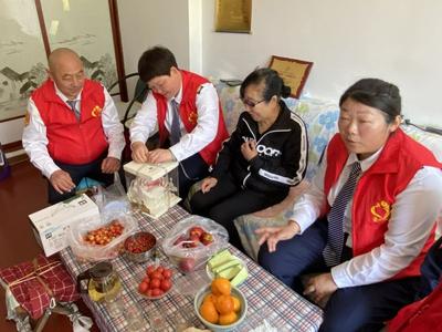 一次搀扶、一句问候、一份陪伴……这些暖心窝的敬老善举凝结了青岛人的大爱