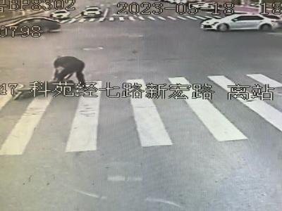 青岛街头，一老人晕倒在马路中央，这群人的举动很暖心……