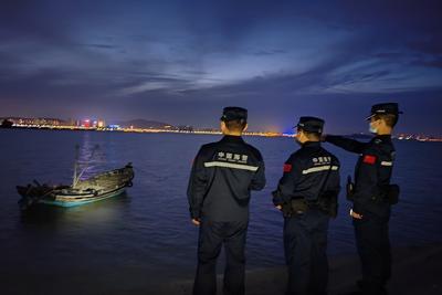 ​严打禁渔期各类非法捕捞行为，青岛海警局即墨工作站开展夜间巡查行动