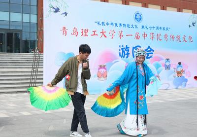 “零距离”观摩、“沉浸式”体验，这所大学传统文化游园会有点儿“热”