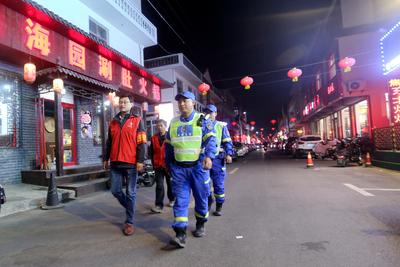 民警义警携手，守护平安商圈“烟火气”