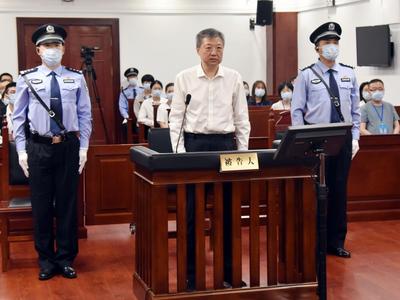 黑龙江省人大常委会原副主任宋希斌受贿、挪用公款案一审开庭