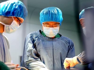 一天40个门诊病人、9台手术，记者跟随体验骨科专家于腾波无休的14小时