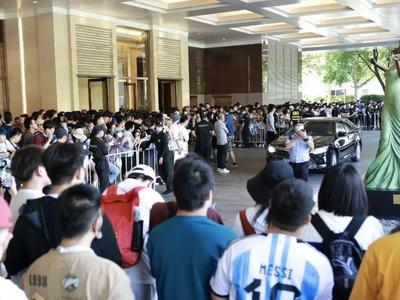 人从众！梅西被迫宅在酒店、训练取消？最新情况→