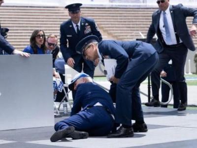 拜登讲台上摔倒，白宫：身体良好