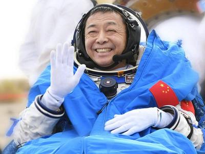 追梦者，终圆梦！邓清明出舱后笑得好开心