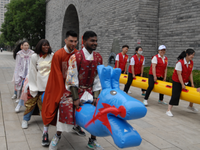 端午节逛古城，外国友人体验“中国风”