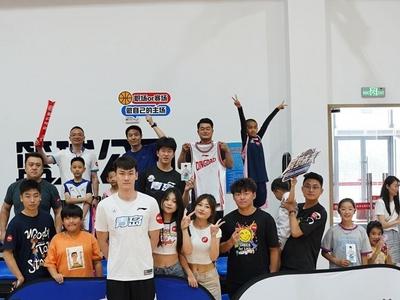 “筑梦未来·CBA家庭篮球日”活动举行，25组家庭走进国信男篮