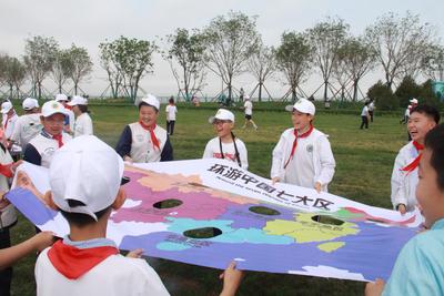 青岛滨海学校举行庆六一健步行及户外拓展活动