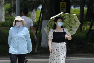 台风“红霞”逼近华南掀强风雨，四川盆地至江南华南高温连成片
