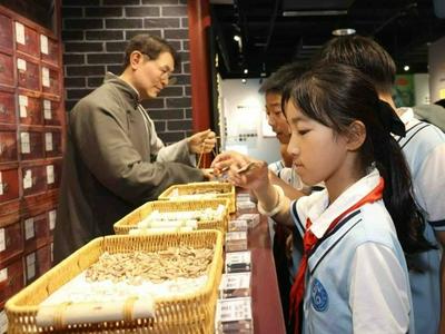 青岛首家中医药文化博物馆揭牌，“中医药文化进校园”活动同步启动