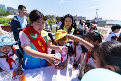 参加崂山区“净滩活动”的50多名环保志愿者大多“空手而归”？原因竟是……