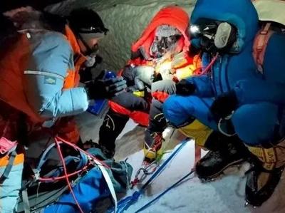 珠峰被救女子所雇登山公司深夜发文：支付救援费