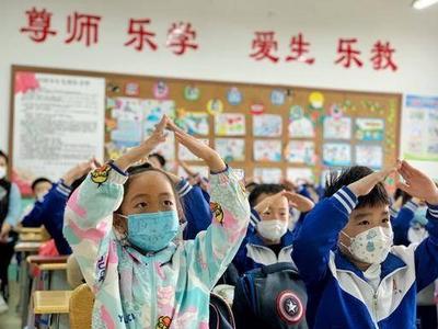 农村少年越来越“乖”？别让留守儿童在手机里迷失