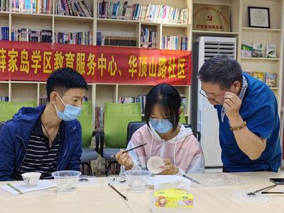 妙手绘得青花瓷！青岛学子和家长这样欢度“非遗日”