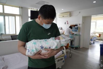 湖北襄阳卫健委通报医院院长贩卖出生证