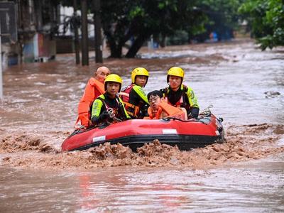 强降雨导致四川46.1万人受灾，重庆多条河流出现超警超保洪水