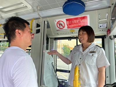 站立式迎候、防暑百宝箱……青岛公交“上新”旅游季服务场景