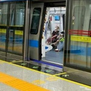 江苏南京一女子因在地铁车厢喝水被开“罚单”，地铁上为什么不能吃喝？
