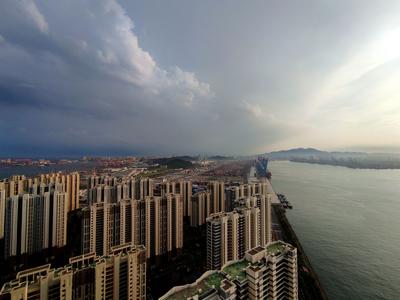 青岛今天阴有阵雨或雷雨转多云，市区最高气温20℃，最低气温15℃