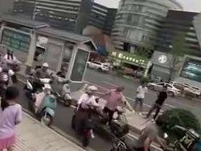 起哄、怂恿他人自杀是否属于违法行为？该如何惩处？